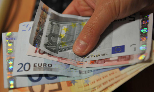 Soldi per assegno sociale 2014 e base per dimostrazione di reddito minimo per stranieri in Italia con o senza permesso di soggiorno per immigrati