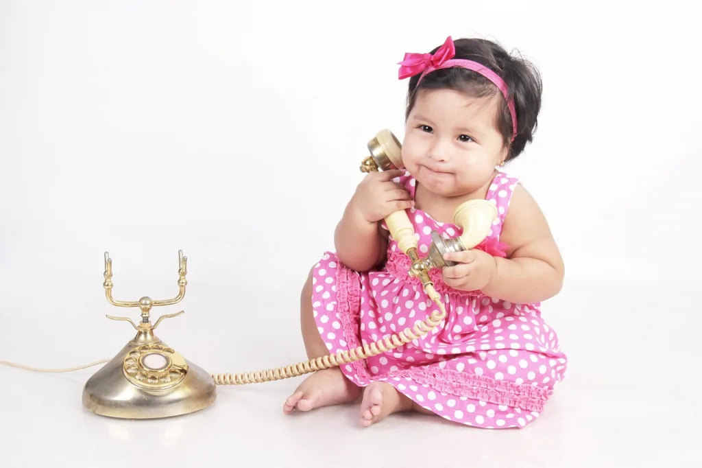 Bimbo al telefono coniugazione del verbo stare nella lingua italiana