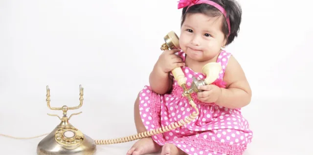 Bimbo al telefono coniugazione del verbo stare nella lingua italiana