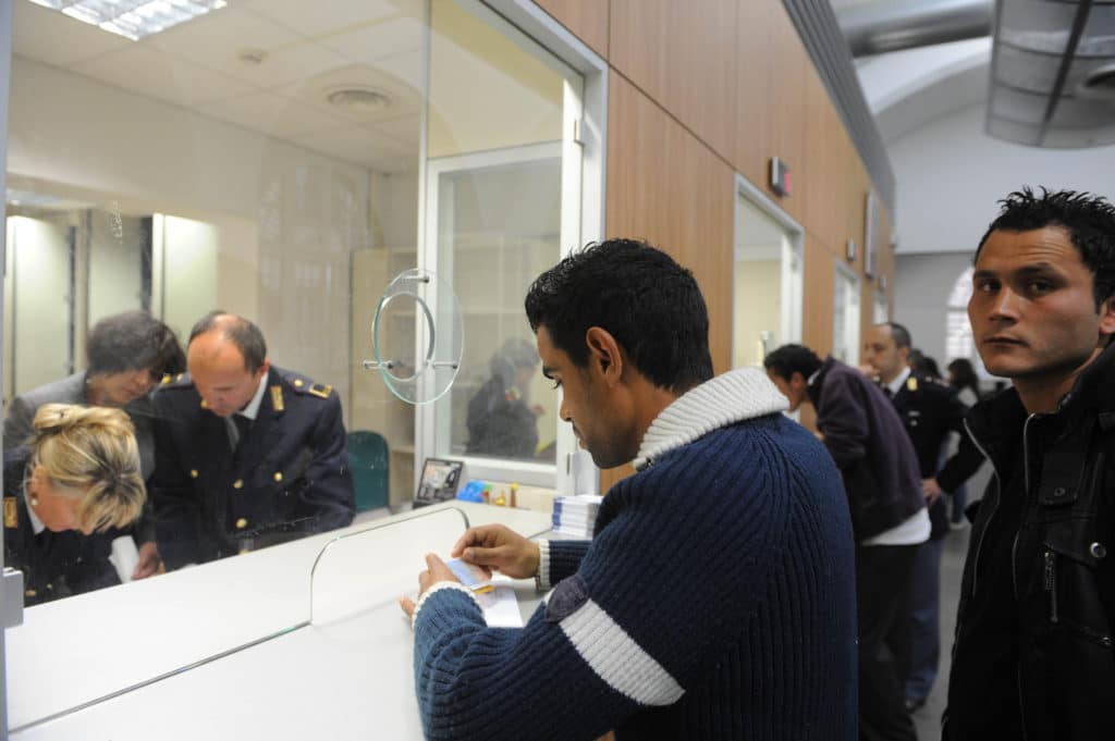 Assegno sociale o stipendio minimo richiesto per chiedere o rinnovare il permesso di soggiorno