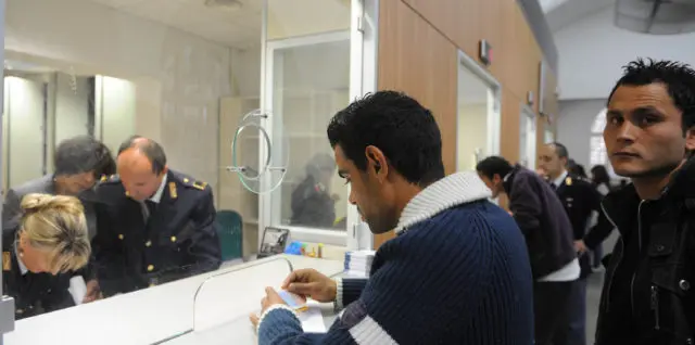 Assegno sociale o stipendio minimo richiesto per chiedere o rinnovare il permesso di soggiorno