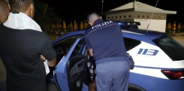 controllo della polizia e decreto salvini su immigrazione e sicurezza che abolisce il permesso di soggiorno per motivi umanitari