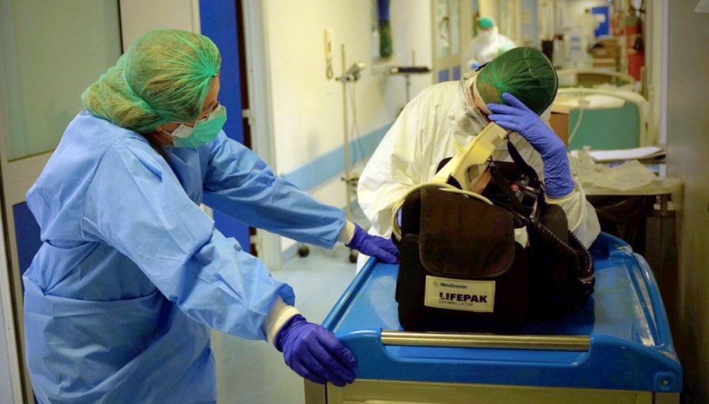 Coronavirus: medici e infermieri al lavoro citati nel discorso o conferenza stampa di Giuseppe Conte per annunciare le nuove misure per lottare contro il covid-19