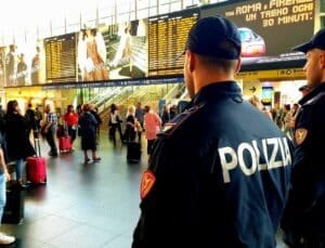 Controlli della polizia in aeroporto o stazione dei treni per verificare i documenti tra cui anche la validità del permesso di soggiorno per gli stranieri
