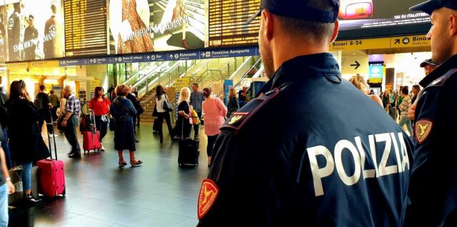 Controlli della polizia in aeroporto o stazione dei treni per verificare i documenti tra cui anche la validità del permesso di soggiorno per gli stranieri
