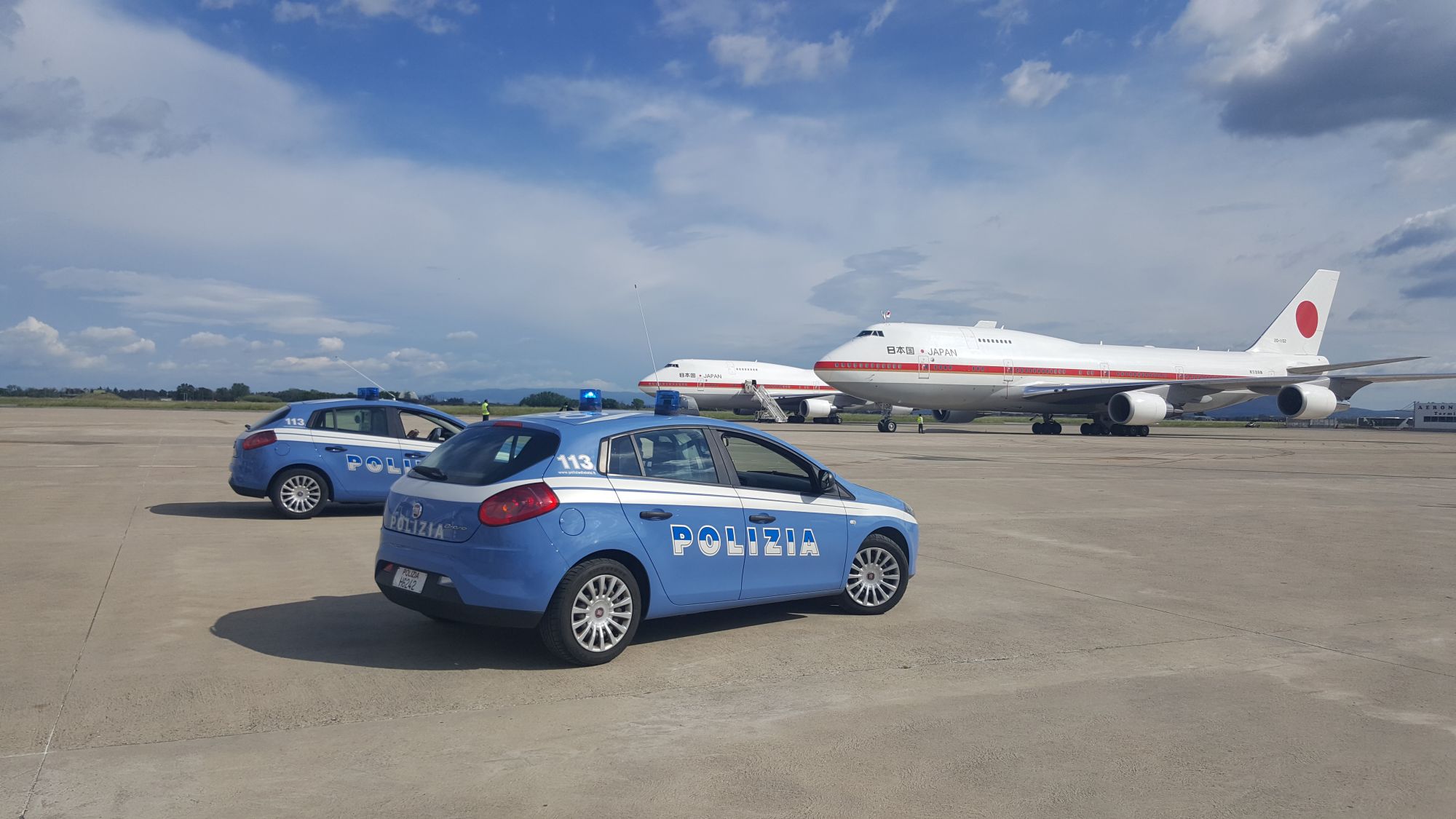 viaggiare in aereo con la ricevuta del rinnovo del permesso di soggiorno: macchina della polizia in aeroporto