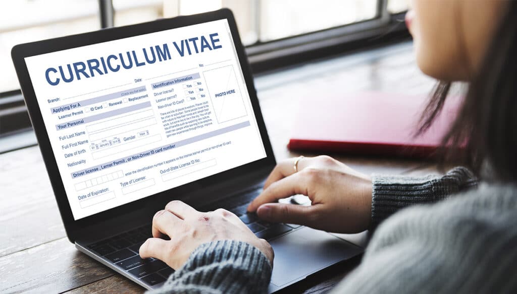 Come scrivere un curriculum vitae o CV efficace per trovare facilmente un lavoro in Italia anche con un regolare permesso di soggiorno