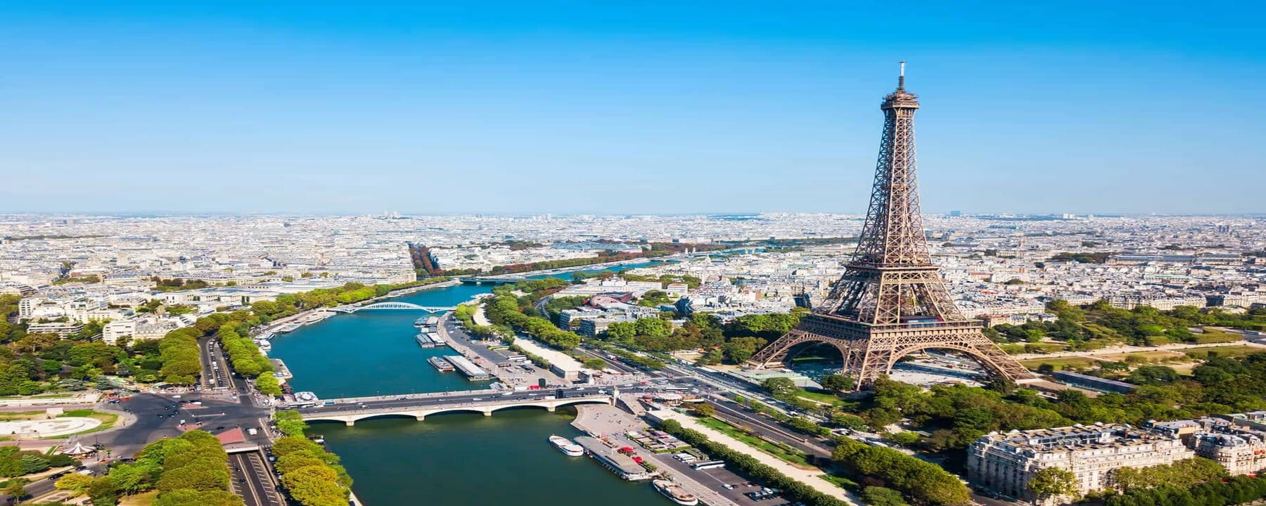 Decouvrir-la-tour-eiffel a Parigi e noleggiare una macchina a Parigi e visitare Parigi dormendo in hotel economico a Parigi