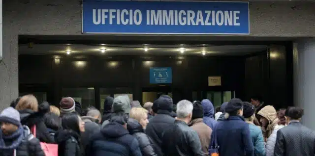 Coda degli stranieri in questura - ufficio immigrazione - Decreto legge Immigrazione o Cutro che diventa legge e la protezione speciale che viene modificata