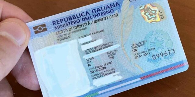 Differenza tra la carta di identità per cittadini italiani e quella per stranieri con il permesso di soggiorno in Italia: dove è possibile viaggiare