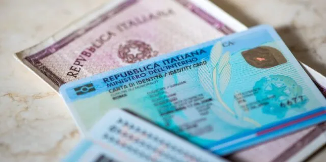 La carta di identità italiana - formato cartaceo e formato elettronico