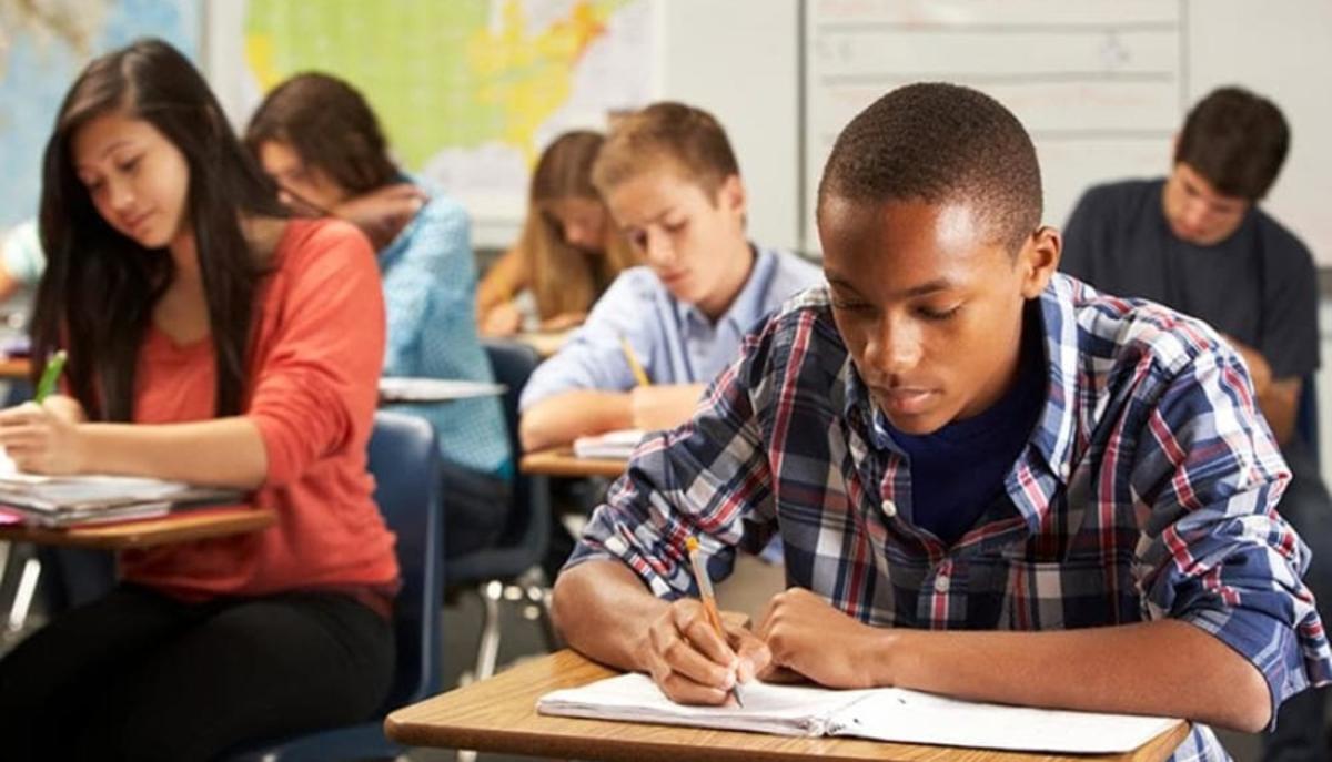 studenti stranieri in aula per imparare litaliano con i libri economici per apprendere la lingua italiana per il permesso di soggiorno di lungo periodo e la cittadinanza italiana
