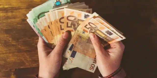 Chi deve pagare 2000 euro per iscrizione al servizio sanitario nazionale senza e con il permesso di soggiorno