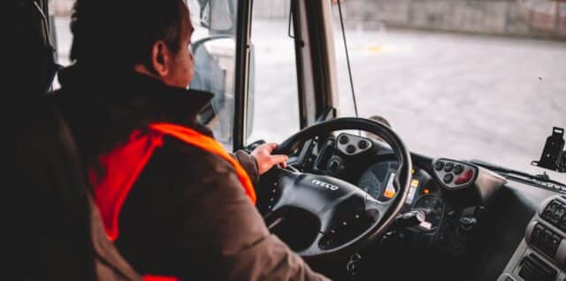 Guida ai settori occupazionali per lavoro subordinato non stagionale - requisiti e procedura per autisti nel settore di autotrasporto merci per conto terzi e trasporto passeggeri con autobus