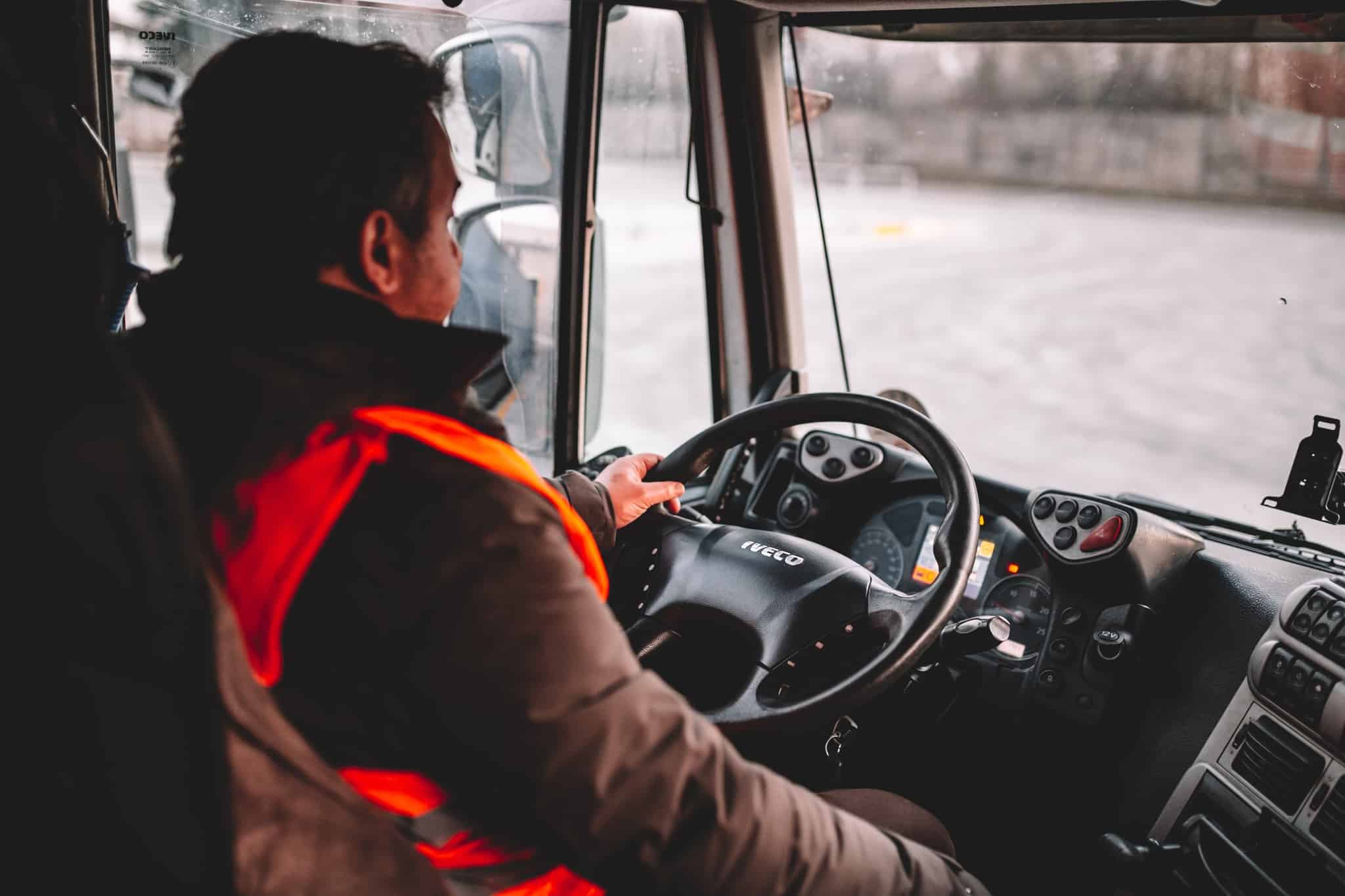 Guida ai settori occupazionali per lavoro subordinato non stagionale - requisiti e procedura per autisti nel settore di autotrasporto merci per conto terzi e trasporto passeggeri con autobus