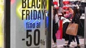 Risparmiare ed evitare truffe e frodi durante il Black Friday online anche per chi ha il permesso di soggiorno