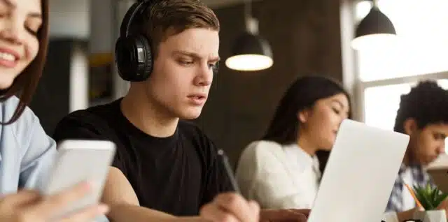 Studenti in Italia per imparare frequentare gratuitamente il corso d'italiano con cerficiato PLIDA per universitari e titolari di protezione internazionale e speciale - Società Dante Alighieri