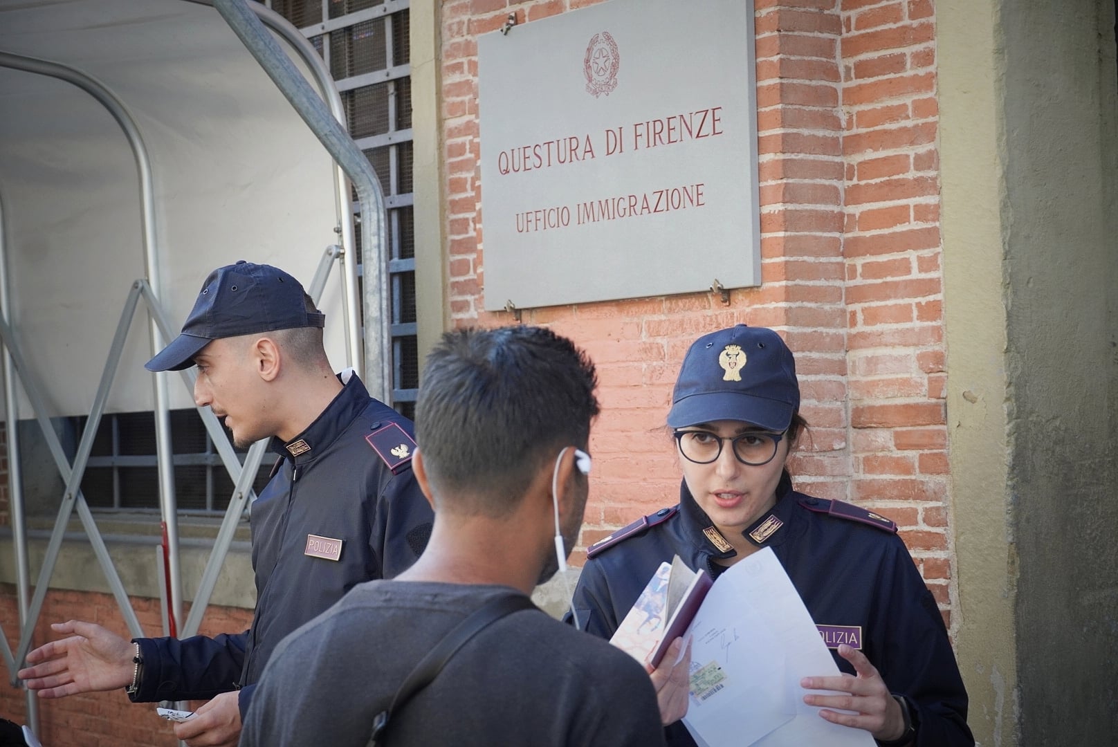 Appuntamento alla questura o polizia di Stato con lo straniero in Italia per chiedere il rilascio o rinnovo del permesso di soggiorno
