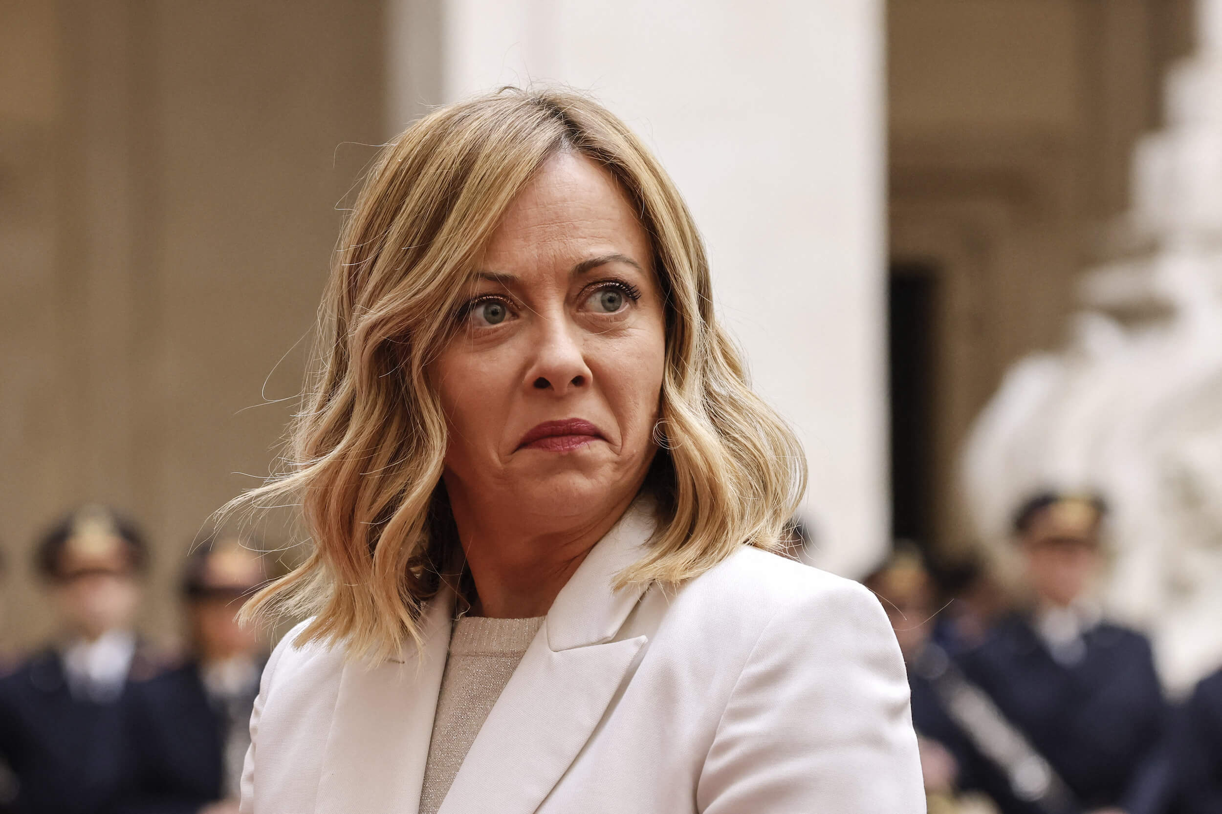 Giorgia Meloni denuncia: mafia infiltrata nei flussi migratori regolari – rischi per i nulla osta e permesso di soggiorno per lavorare in Italia