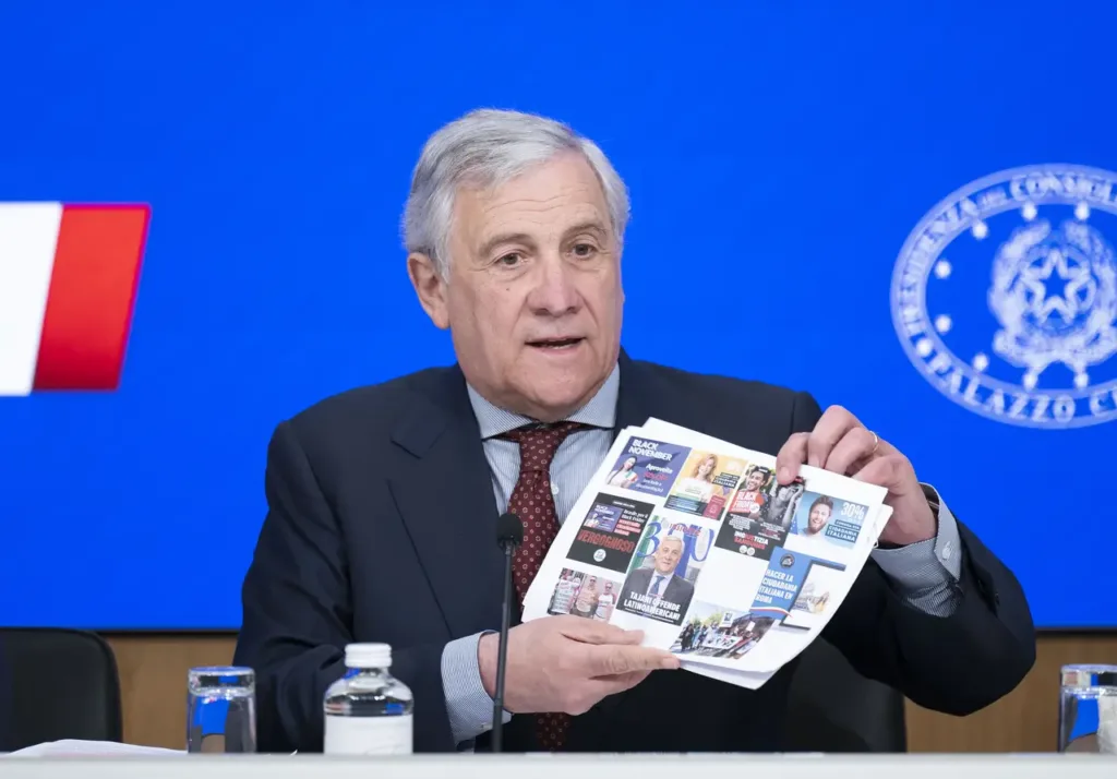 Antonio Tajani in conferenza stampa sulla riforma e nuova procedura della cittadinanza italiana ius o iure sanguinis - nuovi requisiti e nuova normativa sulla cittadinanza italiana agli oriundi