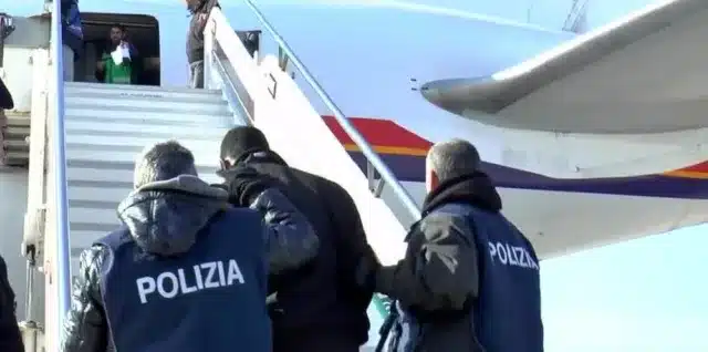 Accompagnamento alla frontiera - espulsione stranieri irregolari - rimpatrio forzato o deportazione immigrati senza permesso di soggiorno