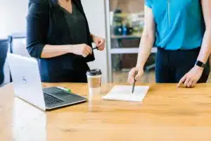 Firmare contratto di lavoro per ottenere il permesso di soggiorno per motivo di lavoro subordinato