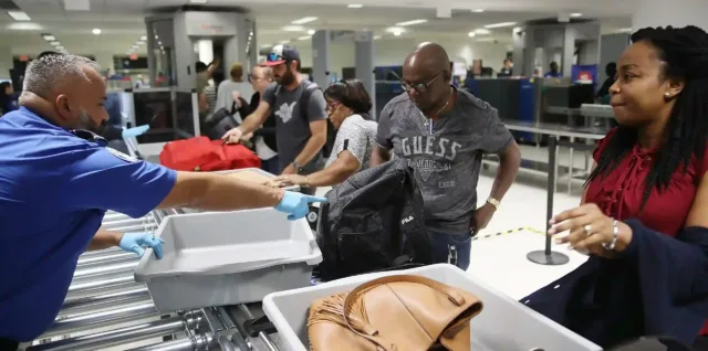 controlli di sicurezza in aeroporto respingimento alla frontiera e overstay per stranieri in viaggio senza requisiti oltre al permesso di soggiorno o ricevuta di rinnovo (1)