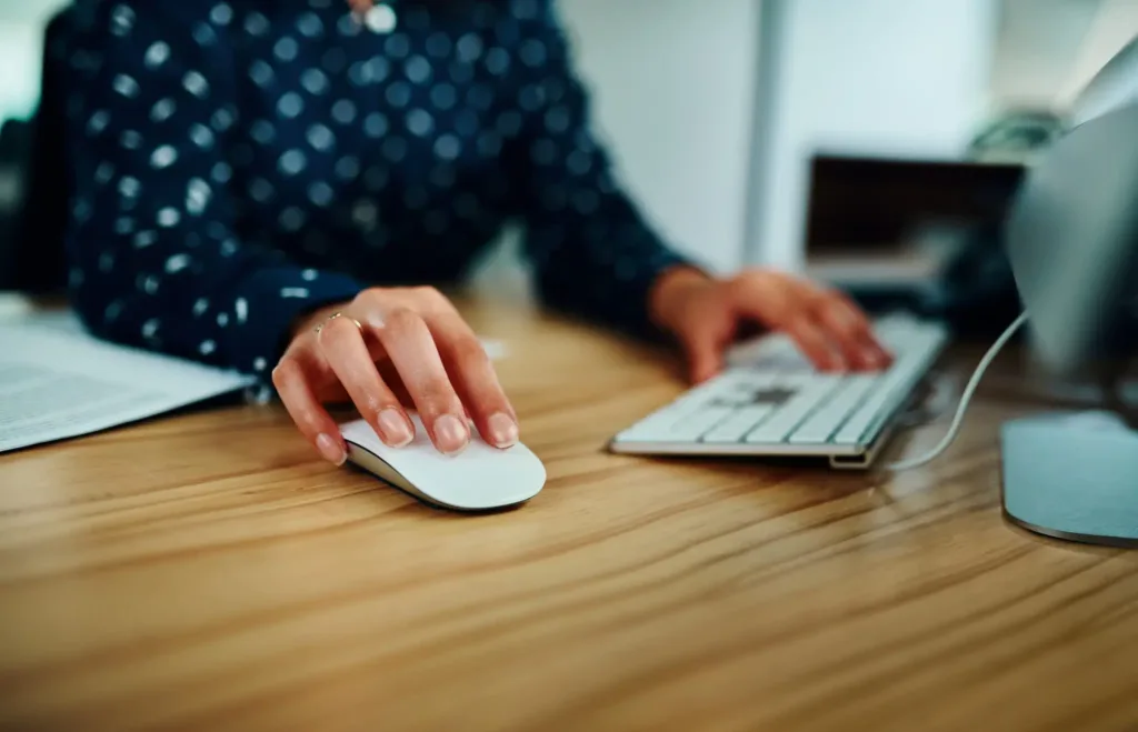 Lavoro in ufficio su computer con il mouse e tastiera: clickday precompilazione decreto flussi 2025