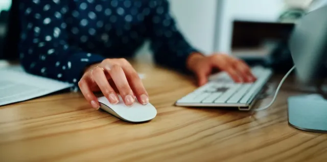 Lavoro in ufficio su computer con il mouse e tastiera: clickday precompilazione decreto flussi 2025