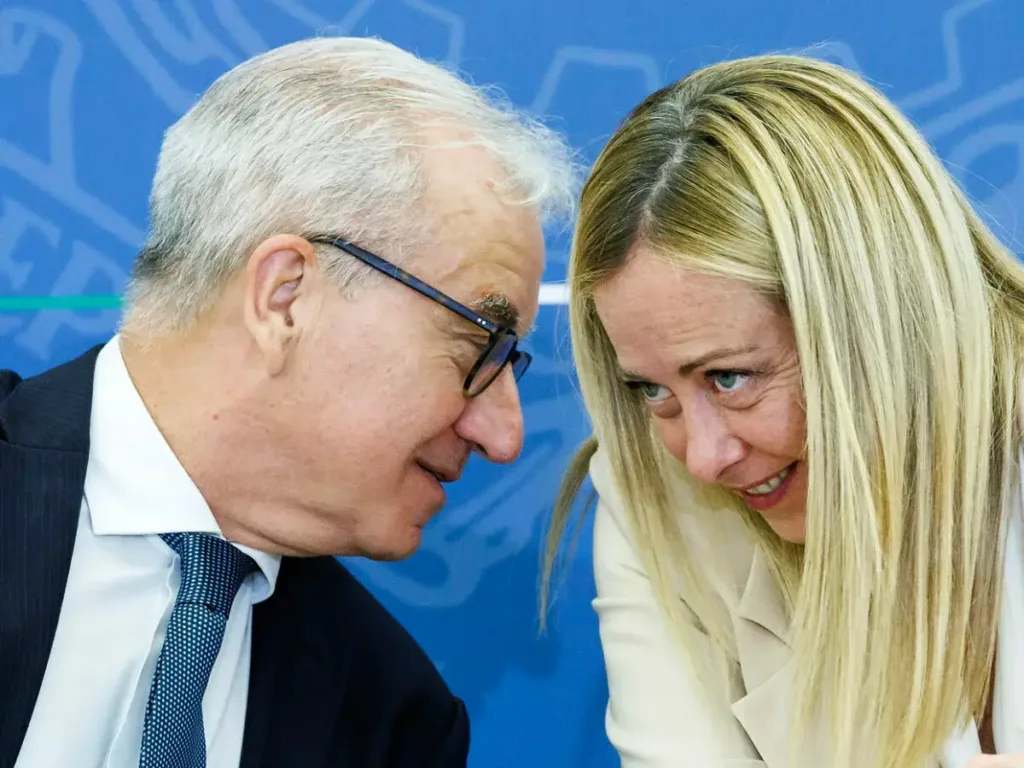 Alfredo Mantovano e Giorgia Meloni stanno preparando il decreto flussi triennale 2026 2028 Quote previste e numeri dei settori ammessi