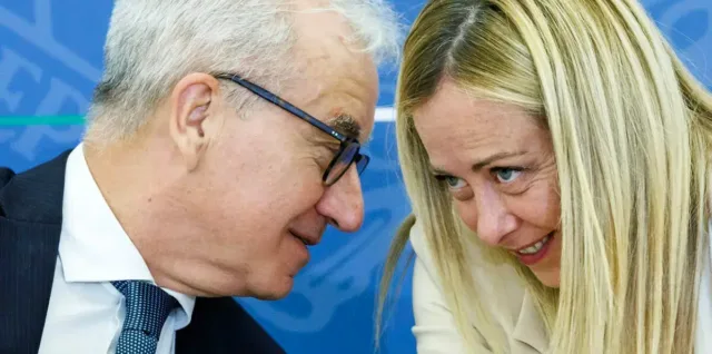 Alfredo Mantovano e Giorgia Meloni stanno preparando il decreto flussi triennale 2026 2028 Quote previste e numeri dei settori ammessi