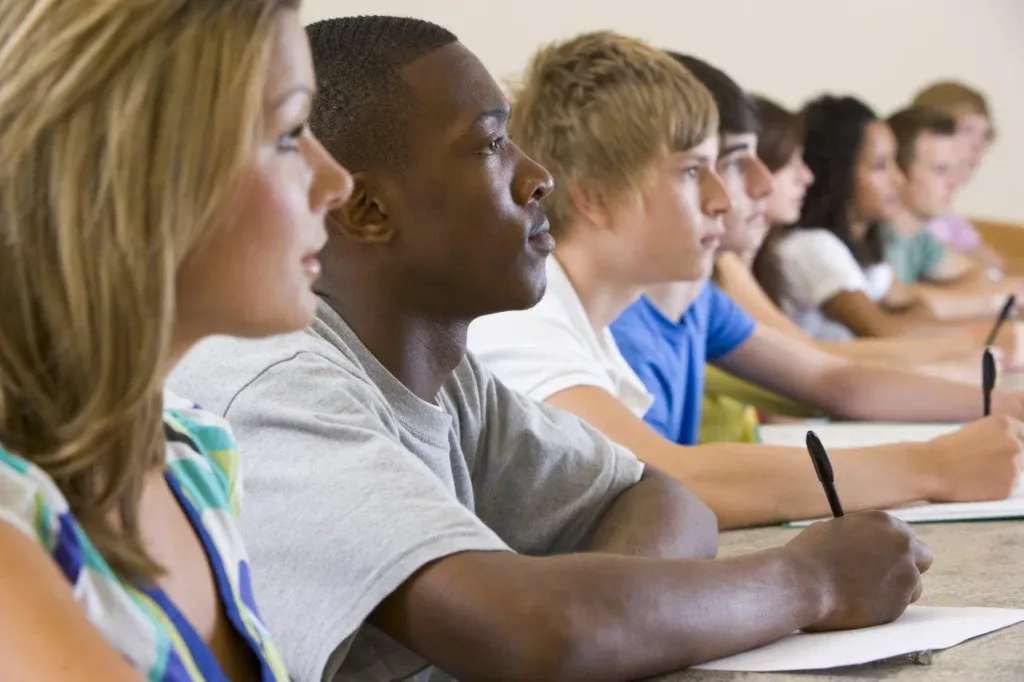 Siena tenta di far sostenere l’esame d’italiano all’amico per ottenere il permesso UE di lungo periodo, ma viene scoperto e denunciato Libri italiano per prapare bene il test o esame livello A2