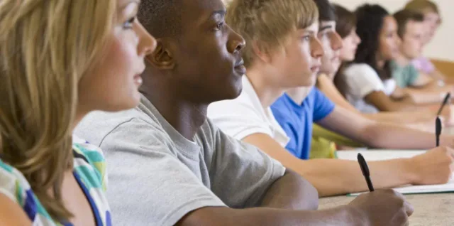 Siena tenta di far sostenere l’esame d’italiano all’amico per ottenere il permesso UE di lungo periodo, ma viene scoperto e denunciato Libri italiano per prapare bene il test o esame livello A2