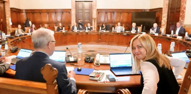 6 novità del Consiglio dei Ministri Disposizioni urgenti in materia di ingresso regolare di lavoratori e cittadini stranieri gestione del fenomeno migratorio