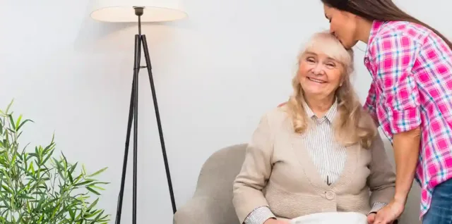 Requisiti e reddito e tipo di contratto di lavoro per assistenza familiare o lavoro domestico come badante nel decreto flussi