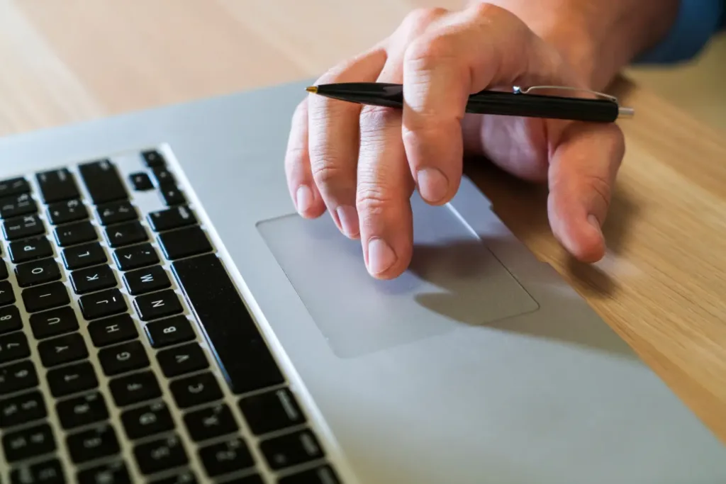 Le 8 tappe principali del decreto flussi dalla pre compilazione, click day, firma digitale, nulla osta, visto per lavoro fino al permesso di soggiorno