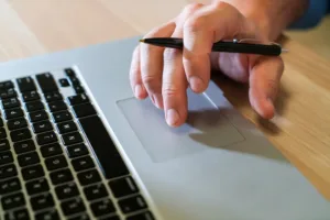 Le 8 tappe principali del decreto flussi dalla pre compilazione, click day, firma digitale, nulla osta, visto per lavoro fino al permesso di soggiorno