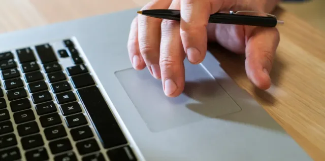 Le 8 tappe principali del decreto flussi dalla pre compilazione, click day, firma digitale, nulla osta, visto per lavoro fino al permesso di soggiorno