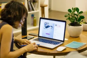 Studiare online corso italiano gratuito online per avere il livello A2 per permesso di soggiorno UE di lungo periodo e livello B1 richiesto per la cittadinanza italiana