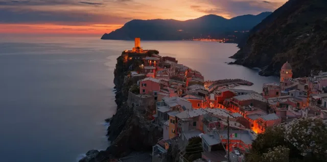 Tramonto e l'isola viaggiare in Italia ed Europa con il permesso di soggiorno ed in sicurezza